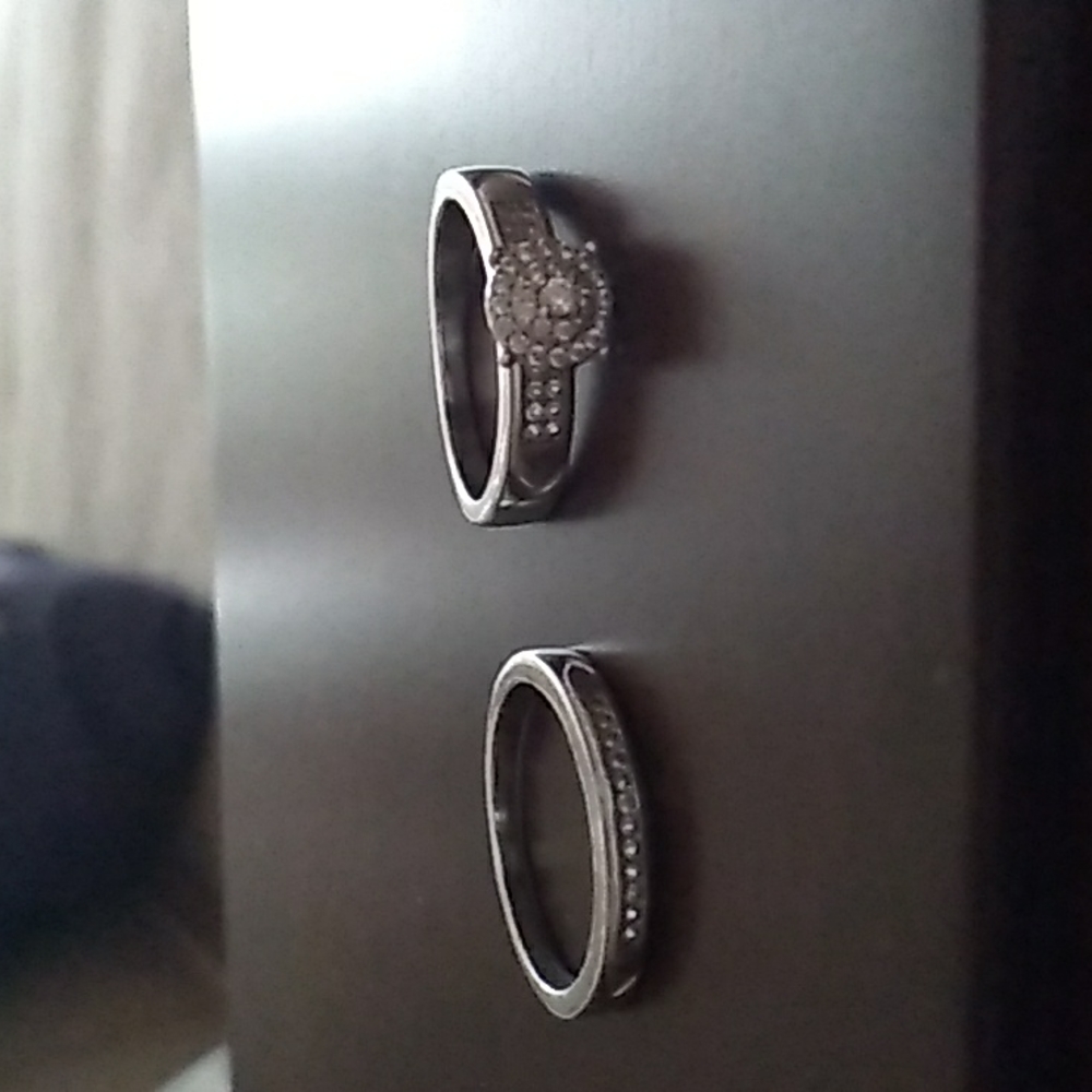 AN ENGAGEMENT RING - Picture 4 of 6